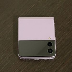 * BRAND NEW * Galaxy Z Flip 4